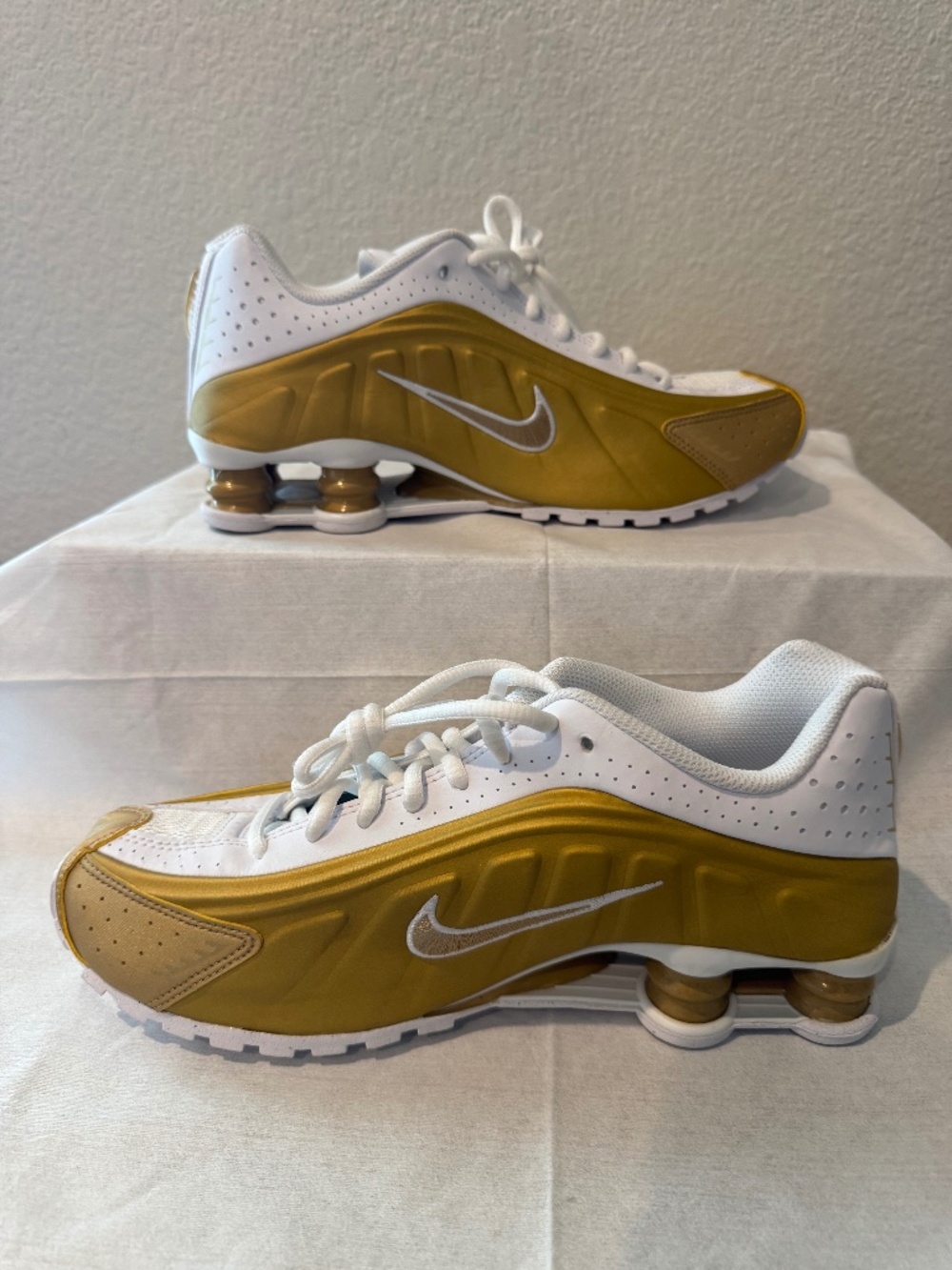 NEW Nike Shox R4